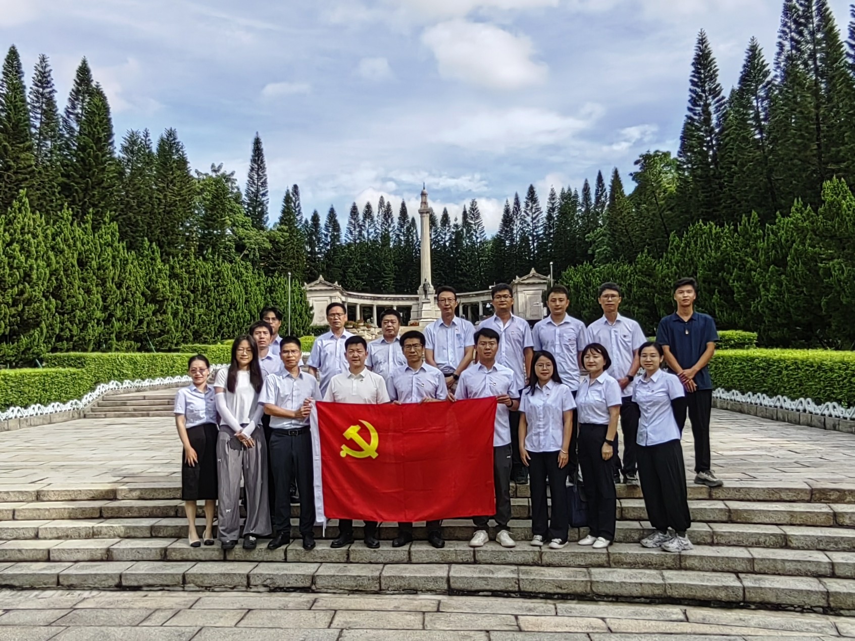 缅怀英烈砥初心 砥砺奋进启新程——广检工程检测中心第二党支部参观十九路军陵园